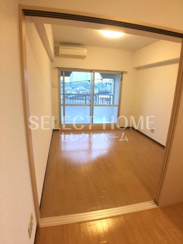 その他部屋・スペース　開放的な寝室です