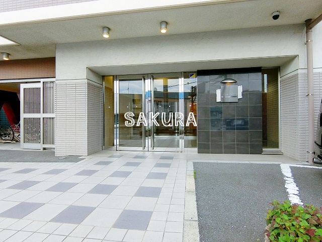 エントランス　重厚感のある建物デザイン♪