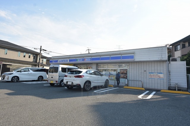 コンビニ　ローソン　吹田円山町店（コンビニ）まで562m