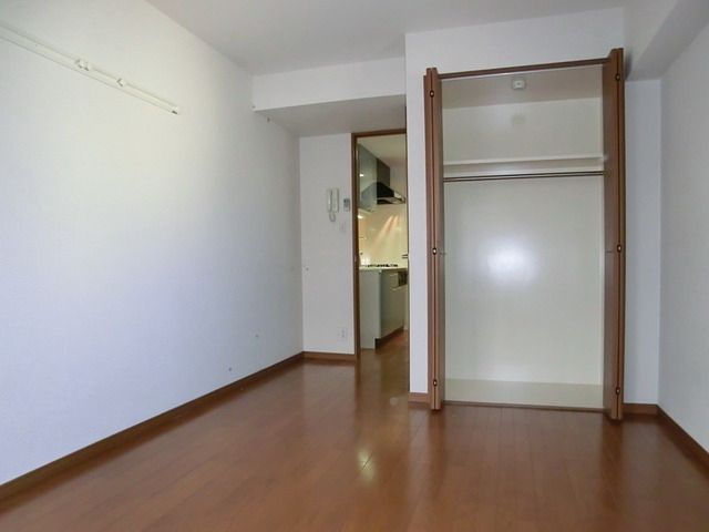 居室・リビング　バルコニー側からみたお部屋