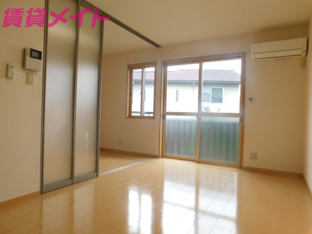 居室・リビング　同物件別室写真