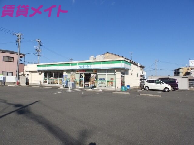 コンビニ　ファミリーマート鈴鹿おかだ店（コンビニ）まで741m