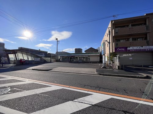 コンビニ　ファミリーマート 茶屋が坂駅前店（コンビニ）まで570m