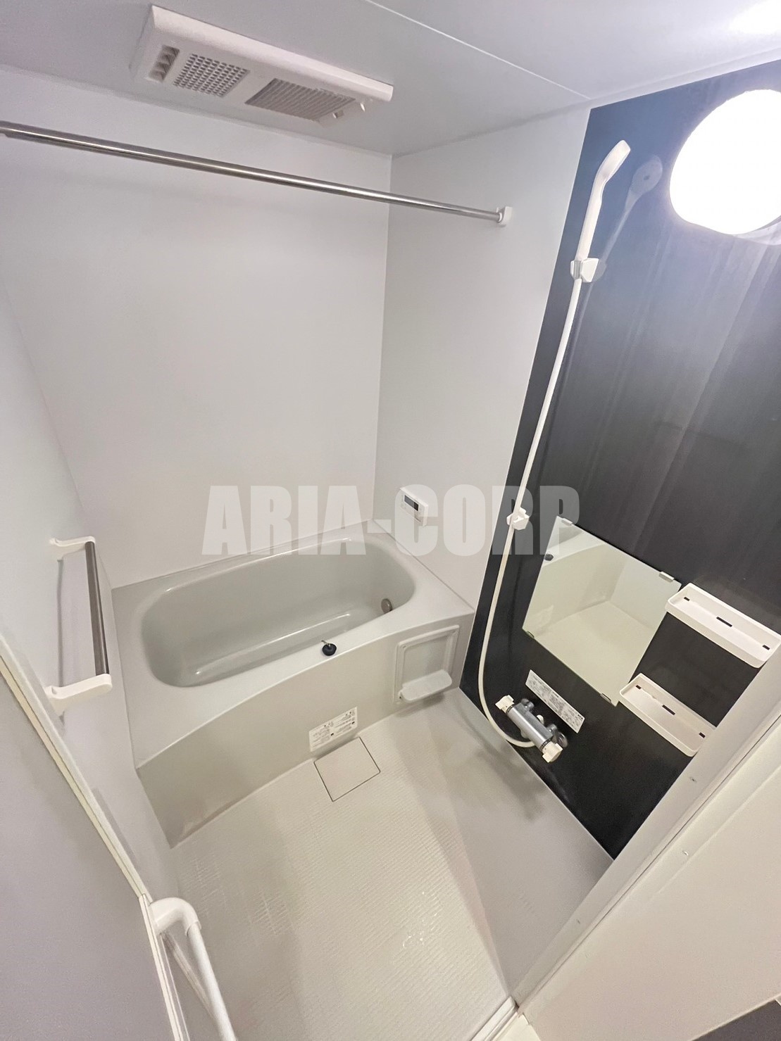 バス・シャワールーム　追い焚き機能付。カラーパネル採用でお洒落なバスルームです♪