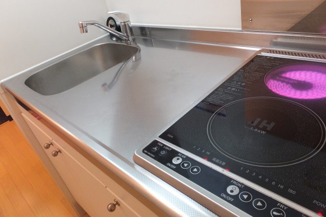 キッチン　２口の電気コンロ。広さもあります♪