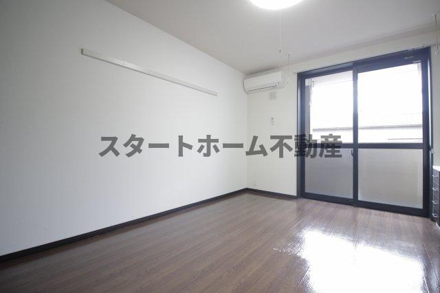 その他部屋・スペース　落ち着いた色調の寝室です