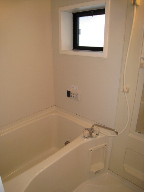 バス・シャワールーム　窓がある明るいバスルーム