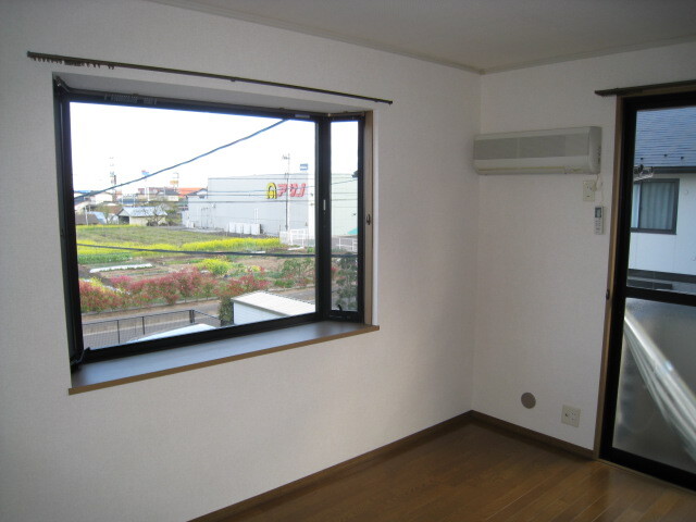 居室・リビング　南向き２面採光の洋室６帖