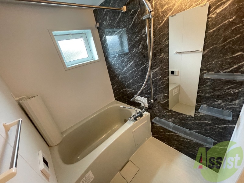 バス・シャワールーム　広さもあり、アクセントパネルがある浴槽はオシャレですね。