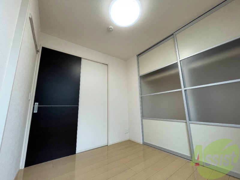 その他部屋・スペース　ベッドを置いても広々使えそうな寝室スペースですね。