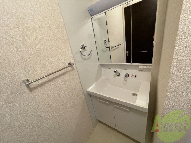 洗面設備　洗面化粧台も独立しており、洗面台の棚も利便性がありますね。