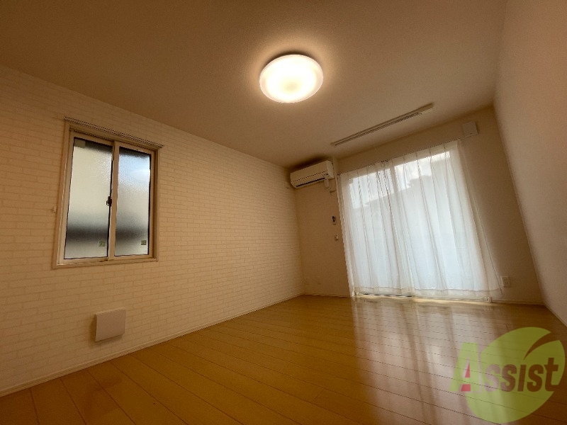 居室・リビング　広々として、家具関係も問題なく置けそうですね。