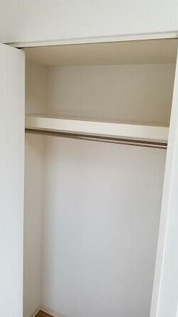 収納　ハンガーパイプ付きクローゼット