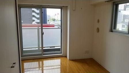 居室・リビング　落ち着いた色合いの床材を使用した居住空間です。