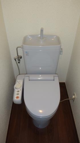 トイレ　温水洗浄便座つきです。