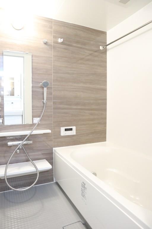 バス・シャワールーム　1616サイズ、循環式追い焚き機能付