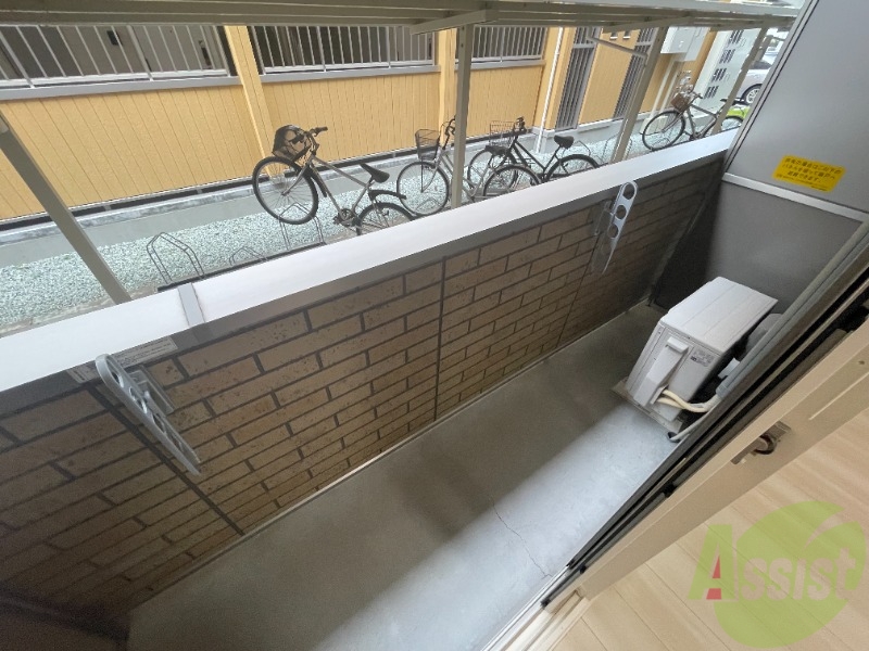 バルコニー　バルコニーはコチラです。長さも幅もちょうどいい広さですね。