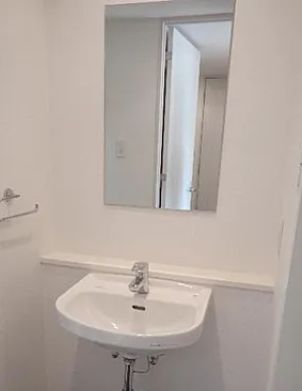 洗面設備　独立洗面化粧台が付いています