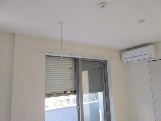 その他　★防犯シャッターに室内物干しフック★