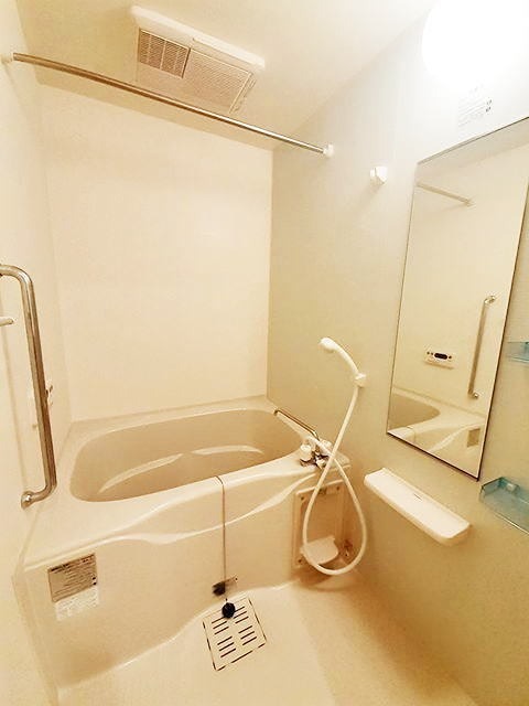 バス・シャワールーム　追い焚き機能付きのお風呂です。