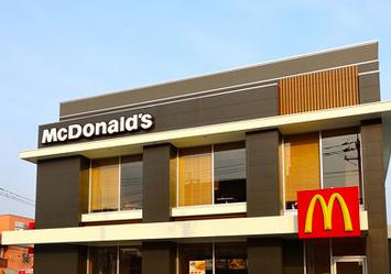 飲食店　マクドナルド 聖路加タワー店（飲食店）まで494m