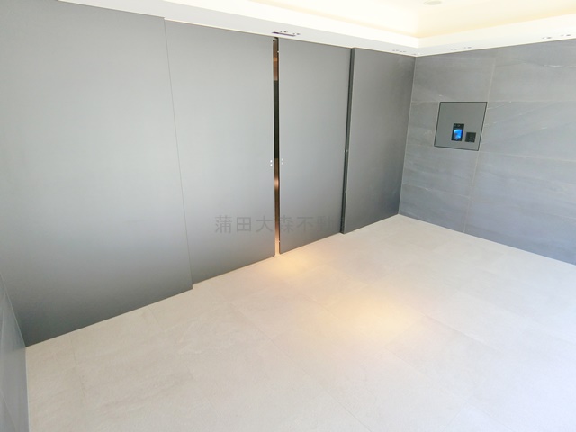 エントランス　オートロックと宅配ボックス付きのエントランス