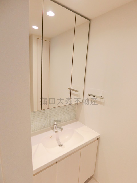 洗面設備　洗面脱衣所　3面鏡の独立洗面台