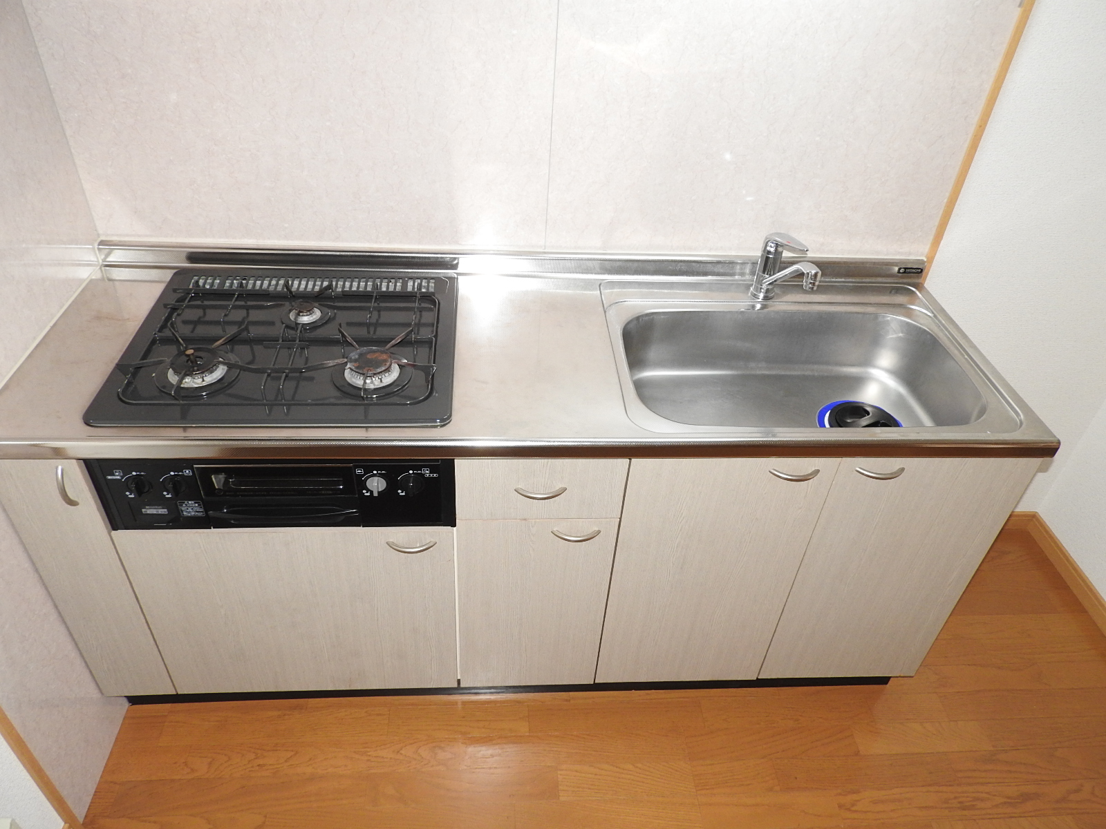 キッチン　3口コンロ付