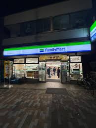 コンビニ　ファミリーマート新宿余丁町店（コンビニ）まで361m