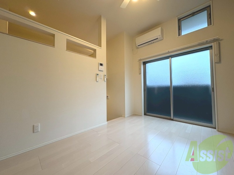 その他部屋・スペース　お部屋が広いのでベッドを置いても狭く感じないです。