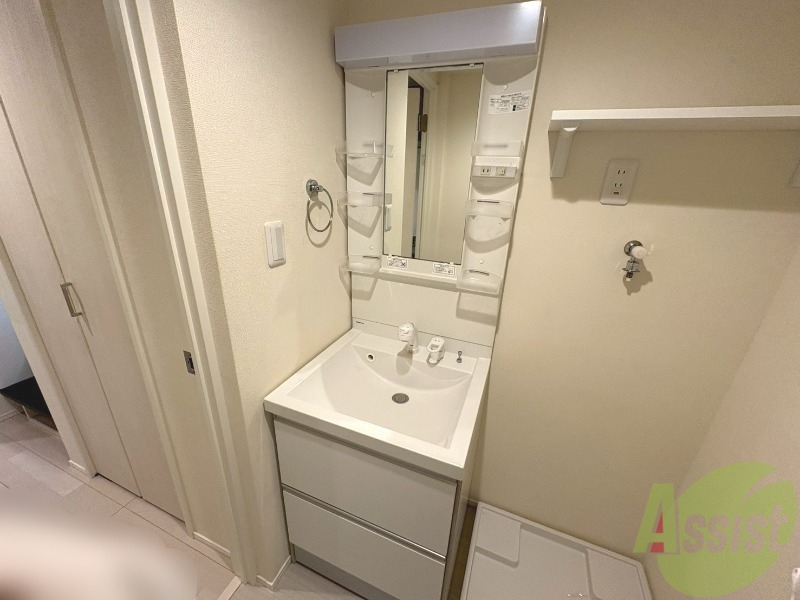 洗面設備　独立洗面台が付いてるので日々の身支度もできますね。