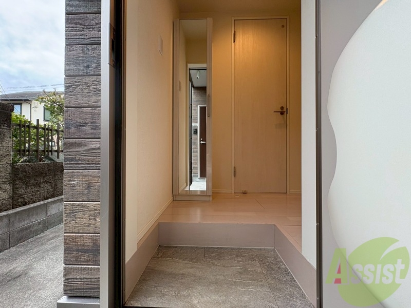 玄関　玄関が広く開放感があり風通しも良いです。