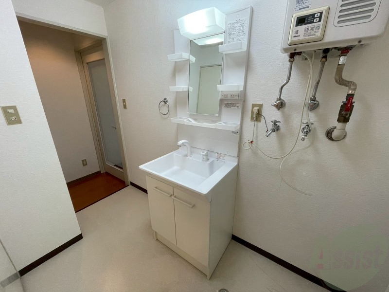 洗面設備　独立洗面台です。大きくてよいですね。シャンプーもできます。