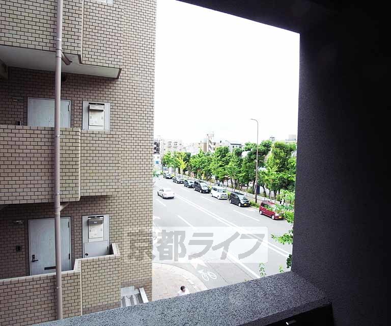眺望　京大病院のある東大路通りの車線が広がります。