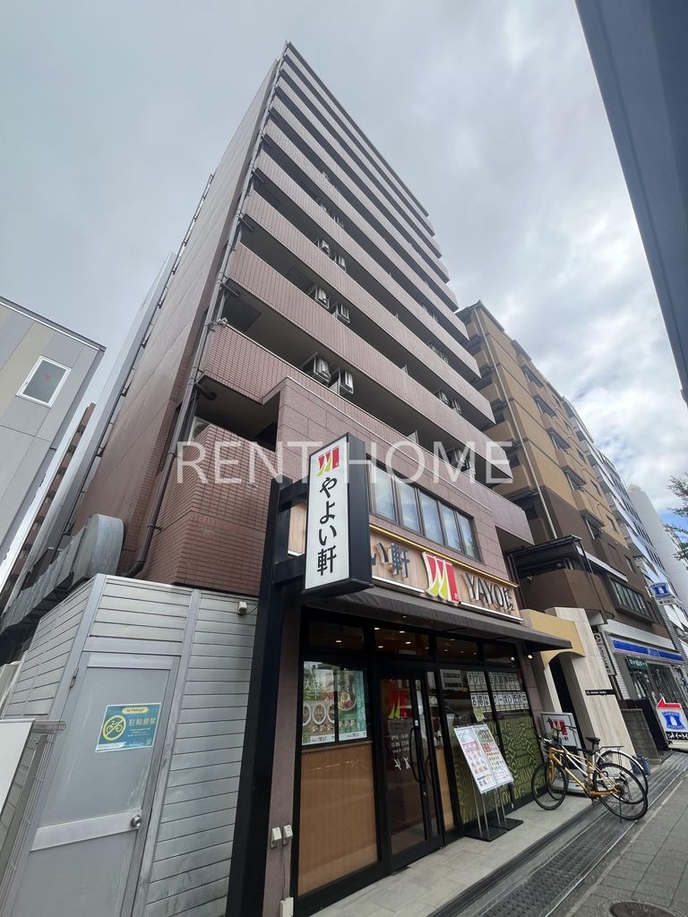 建物外観　12階建ての重厚な建物です。