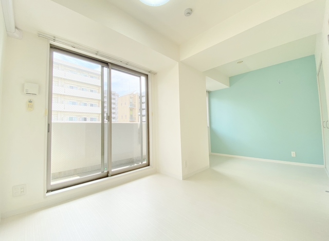 居室・リビング　横に広いお部屋です