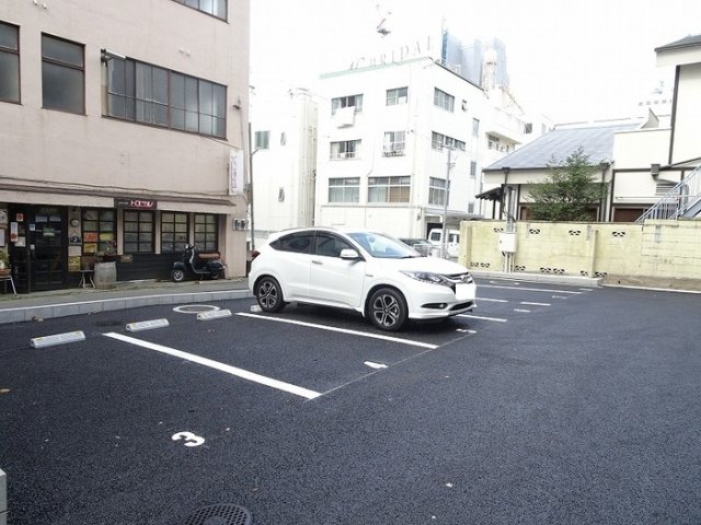 駐車場　駐車場に車を止められます