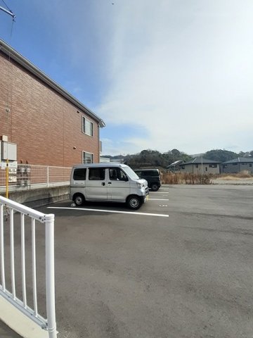 駐車場　駐車場があるので、車を買う予定の方も安心です