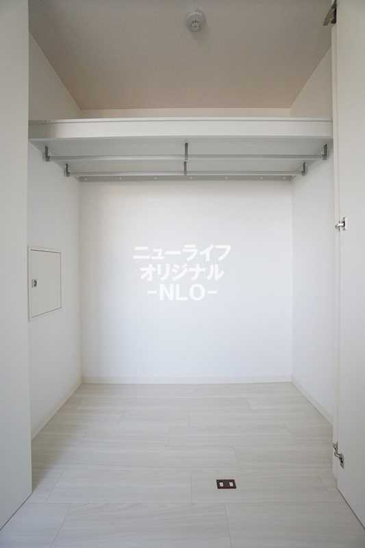 収納　お洋服もたくさん収納できるハンガーパイプ2列付き