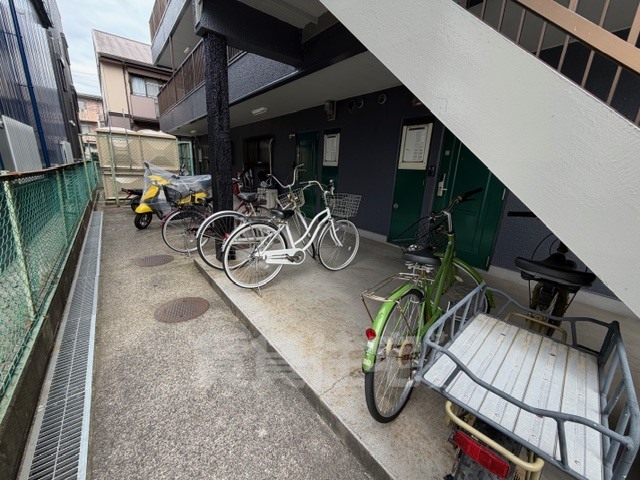 地下鉄御堂筋線 北花田駅 徒歩10分 3階建 築39年の外観写真