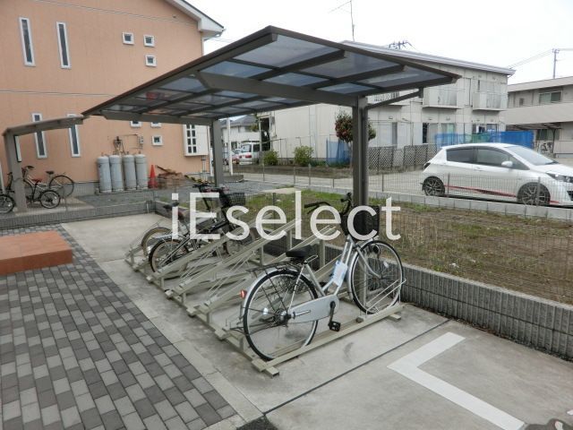 エントランス　屋根付き駐輪場！