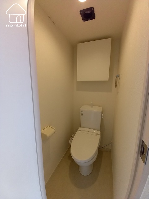 トイレ　トイレの収納が隠せるのが良いですね