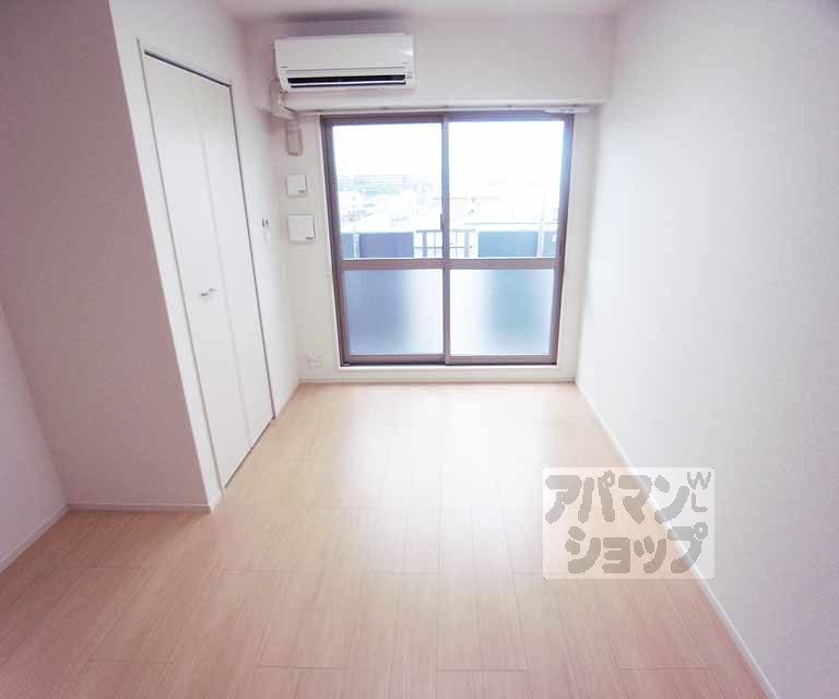 居室・リビング　南向きの洋室です