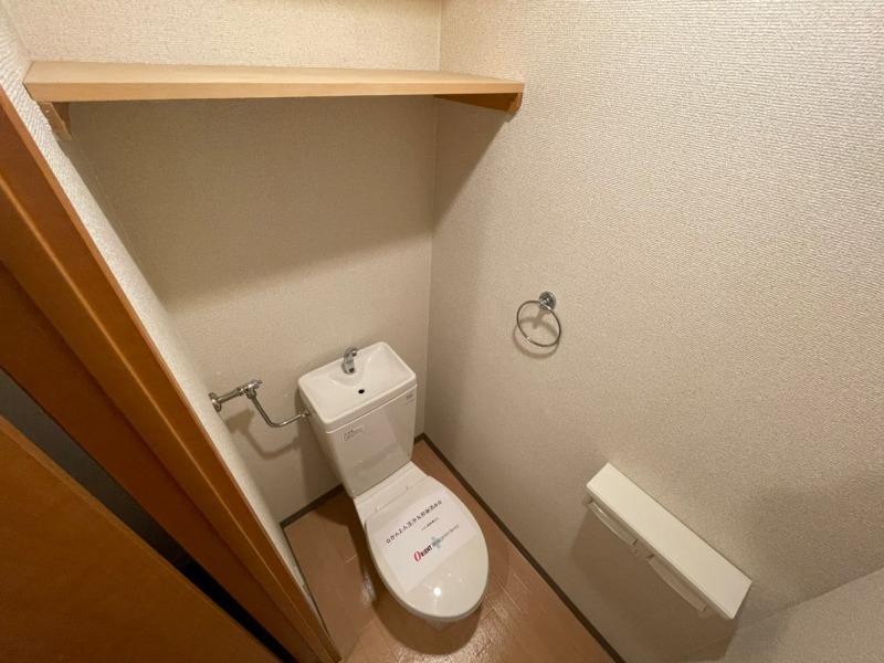 トイレ　トイレです。タオル掛けもついて便利ですね。