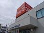 ドラックストア　ダルマやまと店（ドラッグストア）まで239m