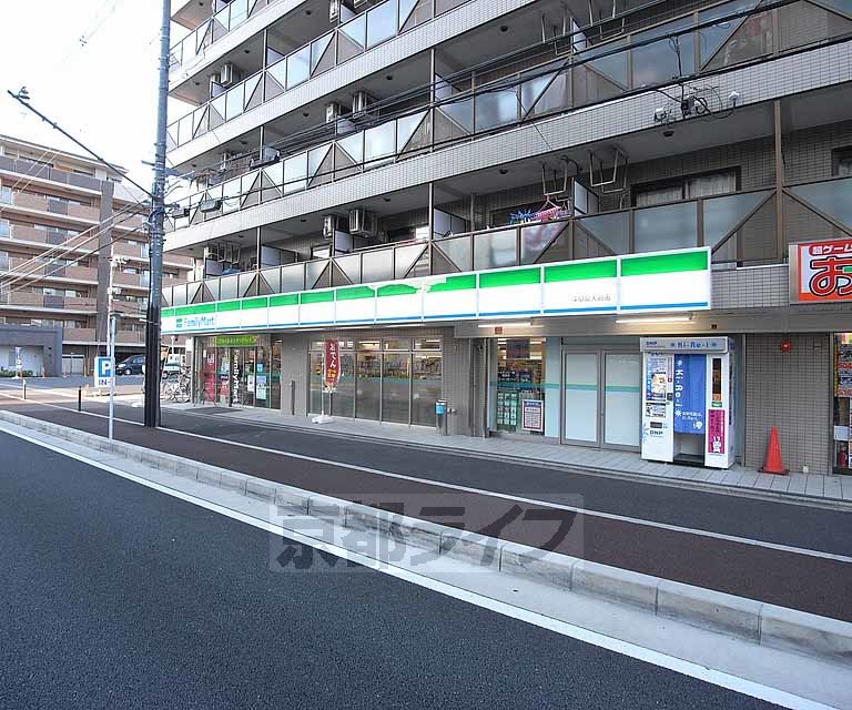 コンビニ　ファミリーマート深草龍大前店（コンビニ）まで322m