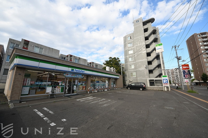 コンビニ　ファミリーマート札幌平岸5条店（コンビニ）まで435m