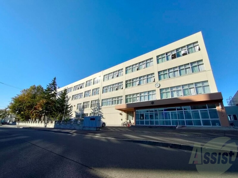 中学校　札幌市立栄南中学校（中学校）まで669m