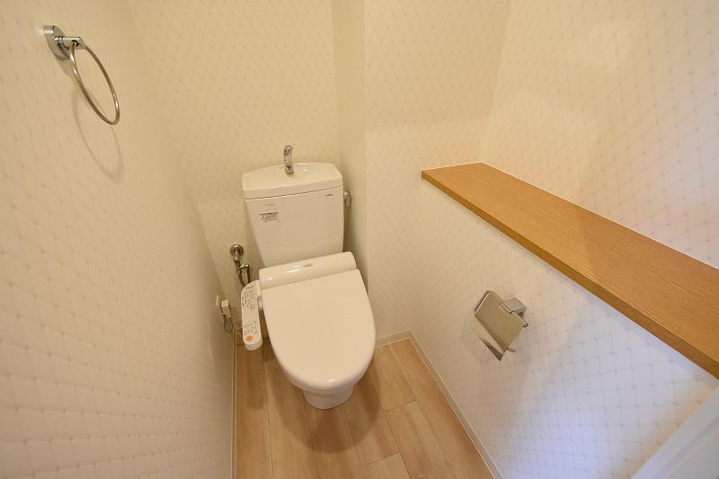 トイレ　温水洗浄便座付きのトイレです♪