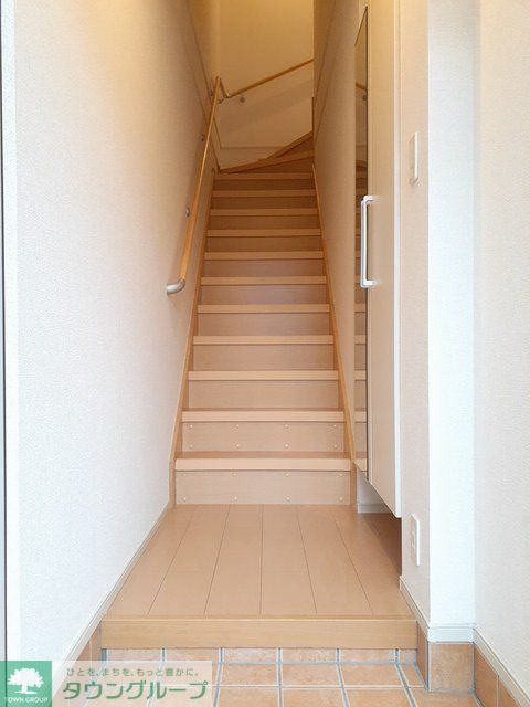 ＪＲ東海道本線 茅ケ崎駅 バス乗車時間：5分 最寄りバス停で下車 徒歩4分 2階建 築12年の玄関写真
